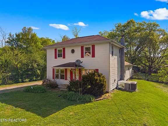 2nd image of 1924 Sunny Ln