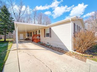 909 Savannah River Dr, Adrian, MI 49221