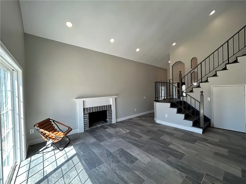 3 bed, 2.5 bath, 1381 sqft, $2,850 — Photo 3