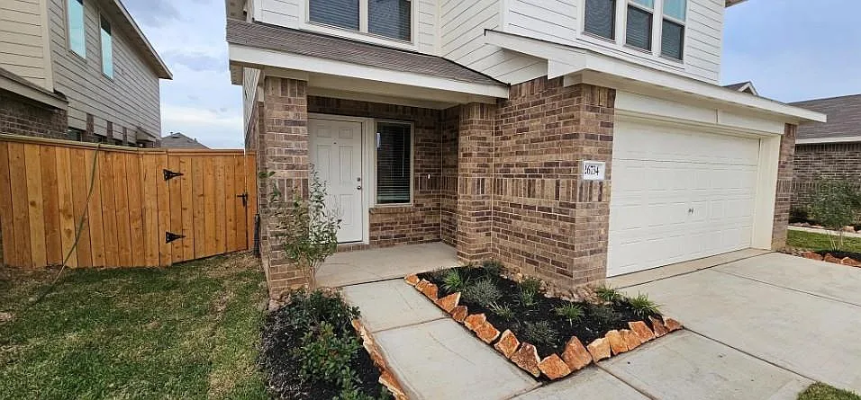 4 bed, 2.5 bath, 2300 sqft, $2,400 — Photo 2
