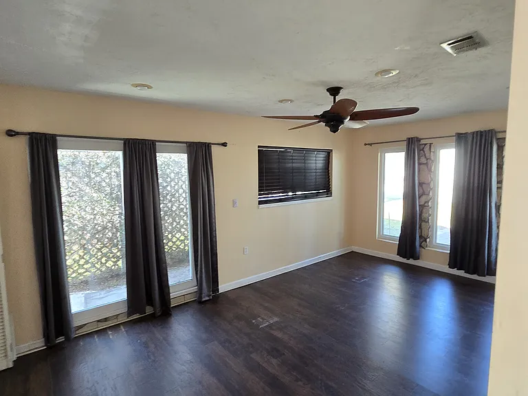 385 Banana Blvd — Photo 3