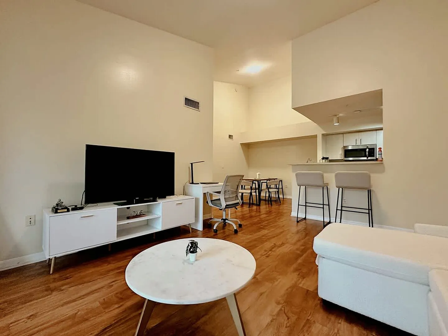 Cozy Full 1B, 1B Apt, Kitchen, Laundry — Photo 3