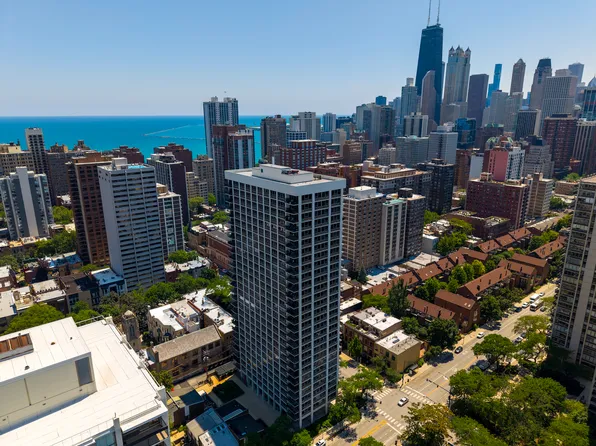 88 W Schiller St #402, Chicago, IL 60610