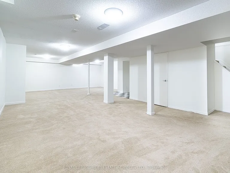 3301 Cambourne Cres — Photo 17