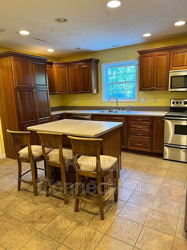 4 bed, 3.0 bath, $2,300 — Photo 3