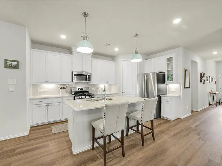 221 Woods Rose Ct — Photo 8