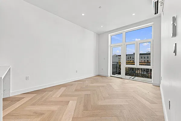 Living room, photo 2