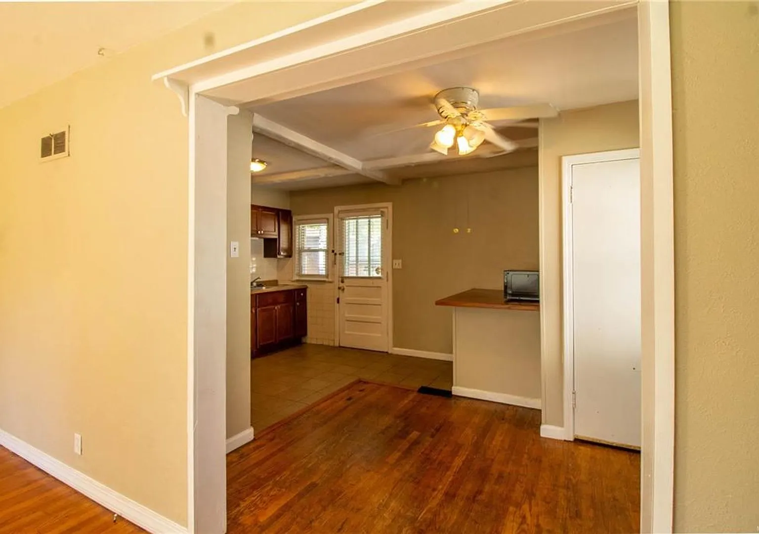 Adorable 2 bedroom home in Overland — Photo 3