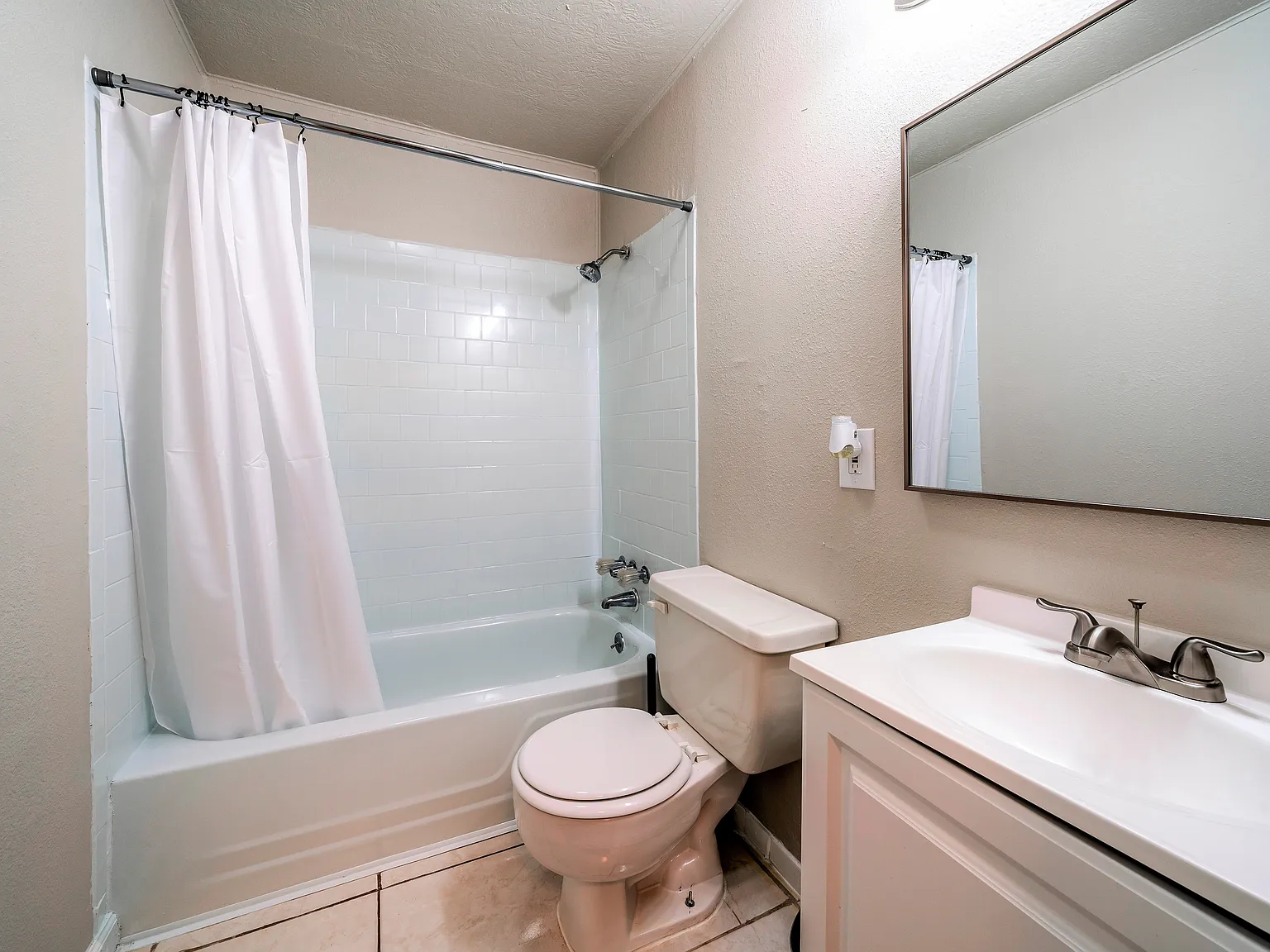 4 bed, 2.0 bath, 1240 sqft, $620 — Photo 4