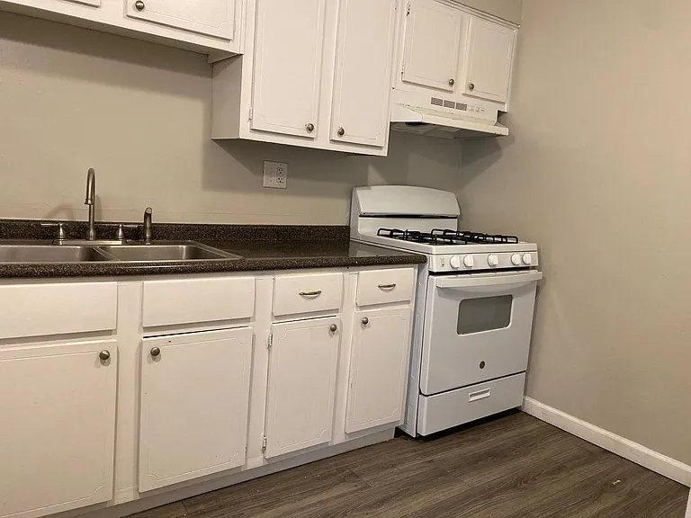 Gillman Apartments — Photo 9