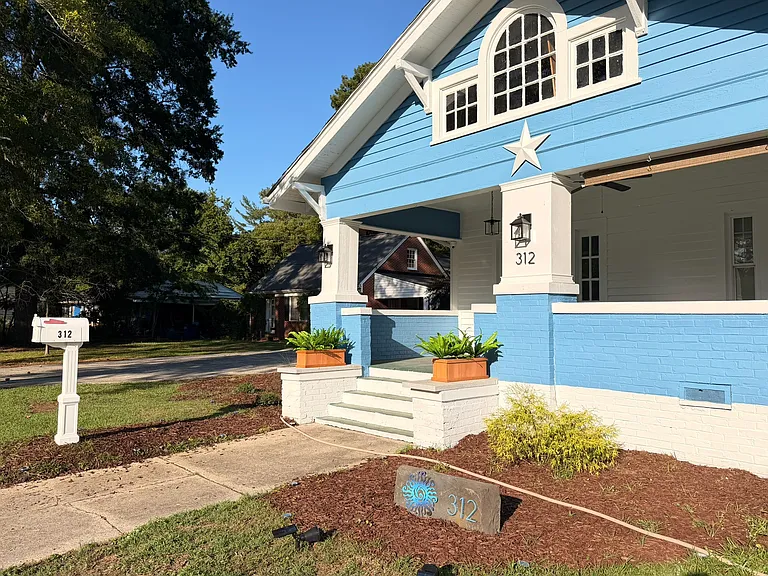 312 N Sumner St — Photo 2