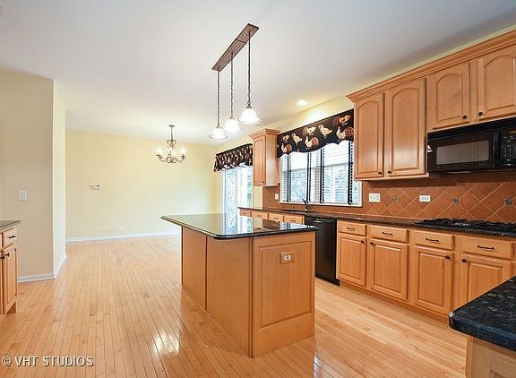 5th image of 332 Congressional Ct