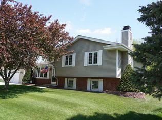980 Knollwood Dr, Saukville, WI 53080