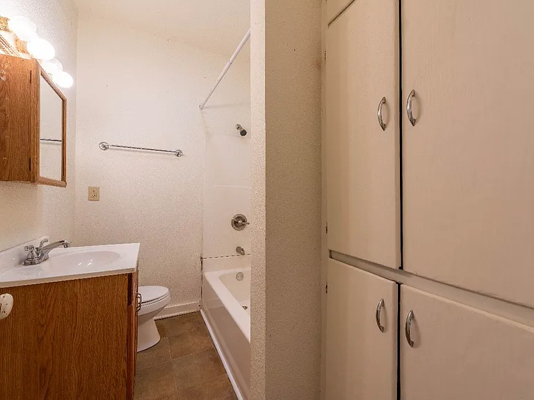 314 E Houston St — Photo 6