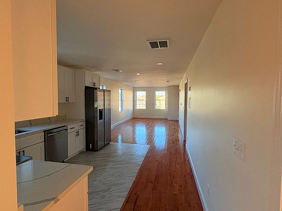 3rd image of 15 Loreto St #2