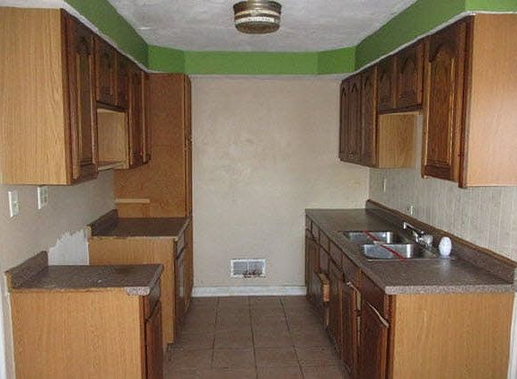 5th image of 833 N Highland Dr