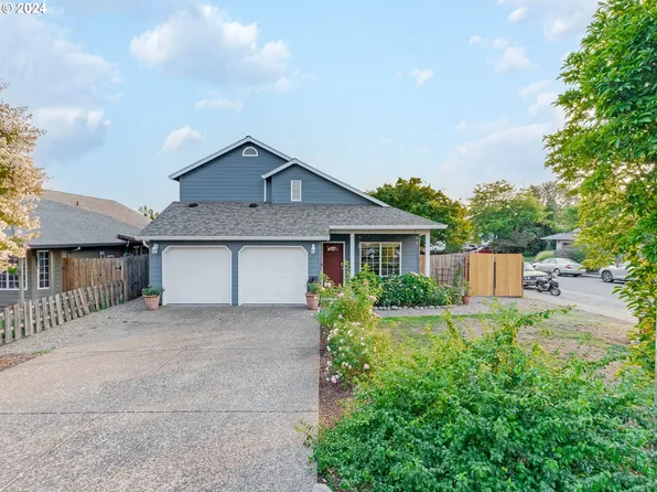 221 SW 11th St, Dundee, OR 97115