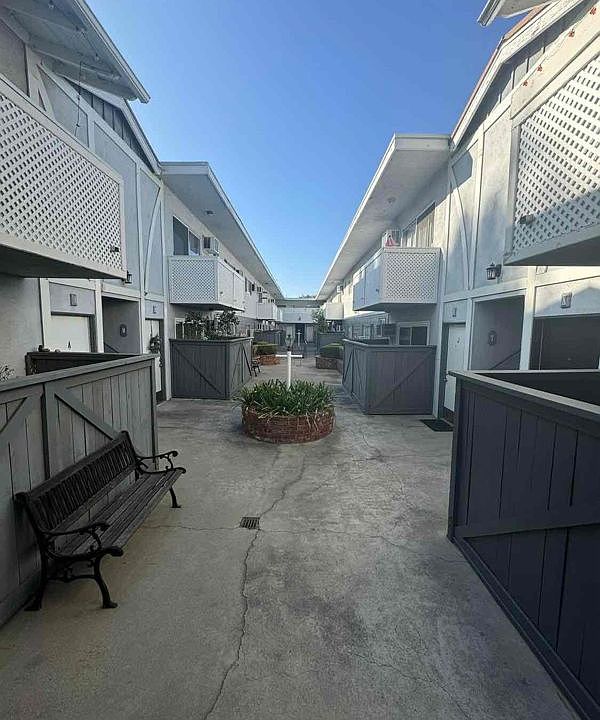 2nd image of 634 W Sierra Madre Blvd APT I