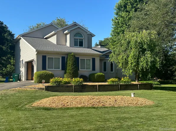 9687 Rosemary Ln, Brighton, MI 48114