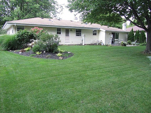 4th image of 2230 N Claremont Dr