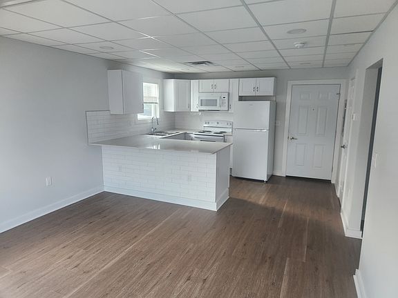 5th image of 104 Hill St #1