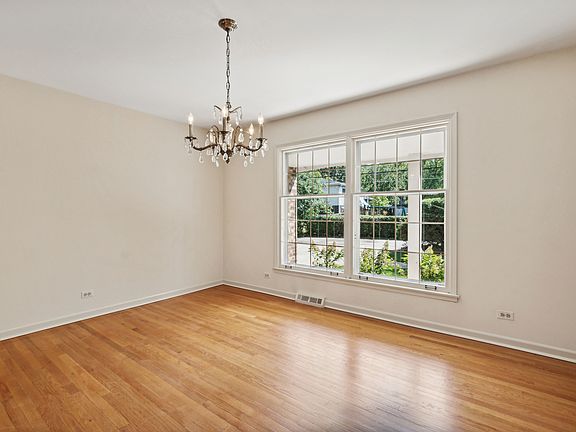 5th image of 1305 Warwick Ct