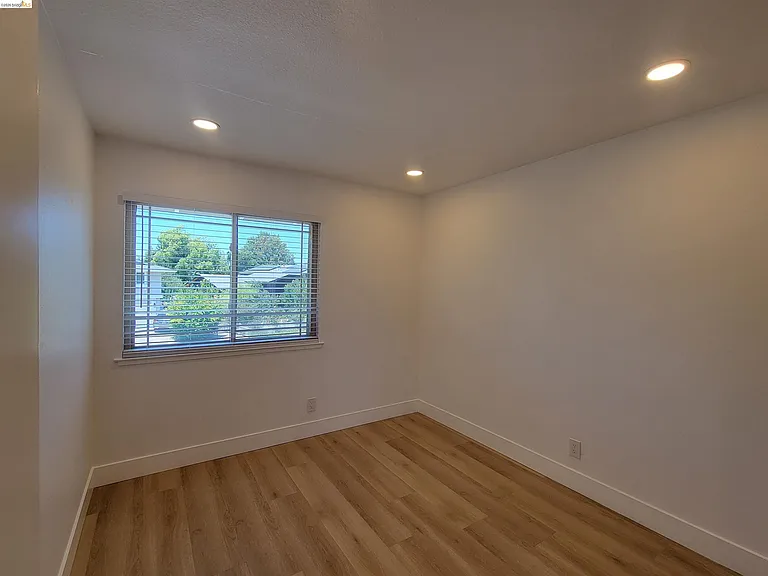 2210 Sierra Ct — Photo 13