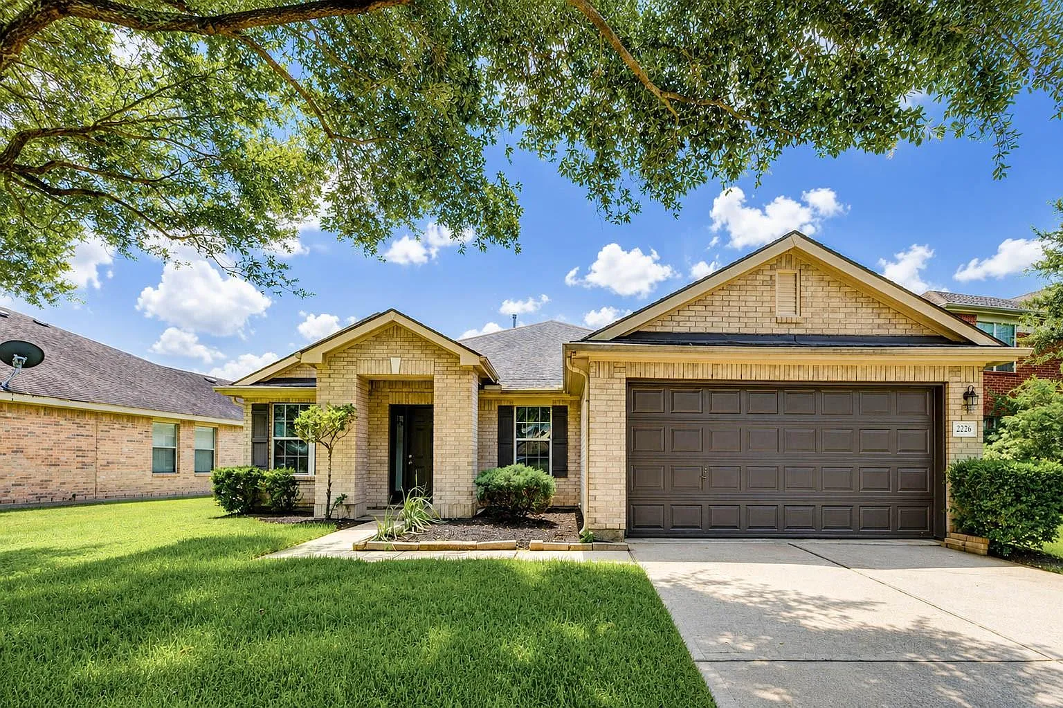 3 bed, 2.0 bath, 1966 sqft, $2,350 — Photo 1