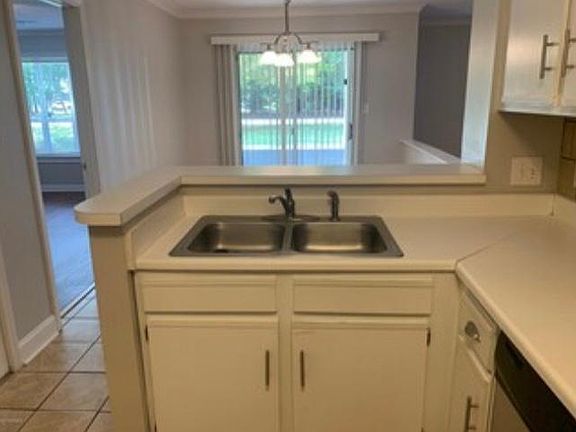 5th image of 100 Breezewood Dr APT B