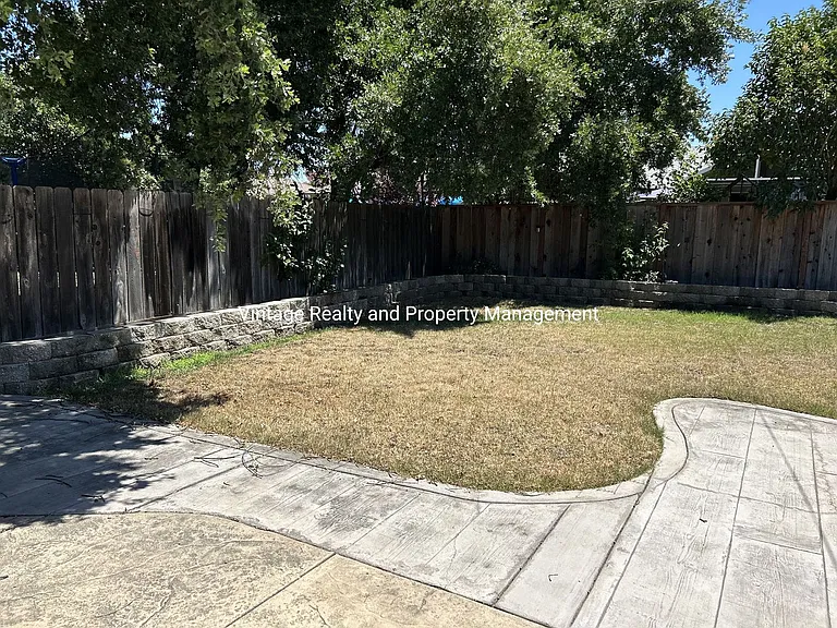 476 E Downs St — Photo 21