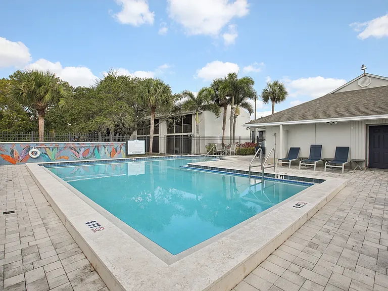 Meridian Luxury Condominiums — Photo 44