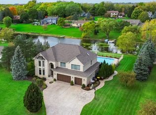 2212 Crystal Cir, Crystal Lake, IL 60012