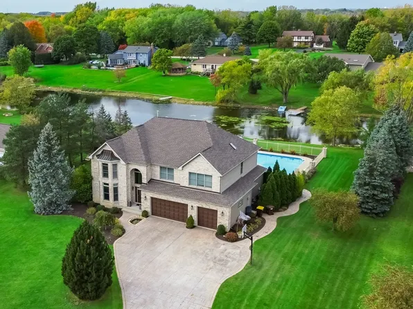 2212 Crystal Cir, Crystal Lake, IL 60012