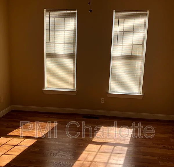 6710 Mallard Park Dr #8 — Photo 12