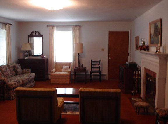 3rd image of 713 Oakwood Dr