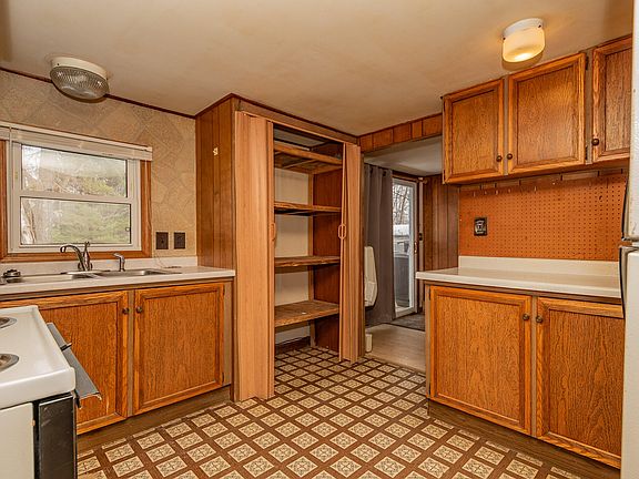 4th image of 583 Higgins Road