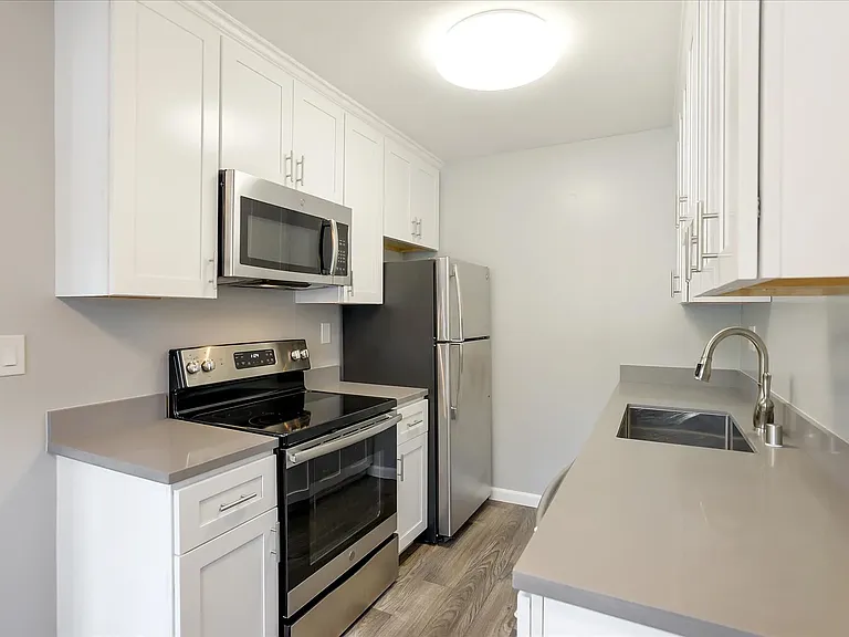 Woodside Court Apartments — Photo 5
