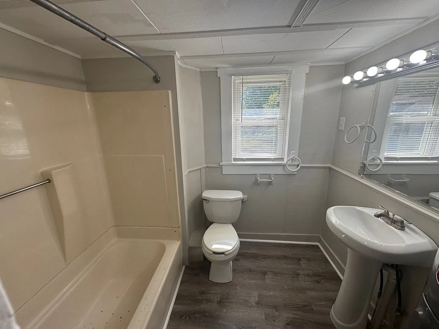Cute 2 Bedroom/ 1 Bathroom House! — Photo 4