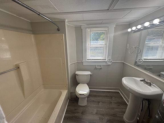 4th image of 619 W Forest St