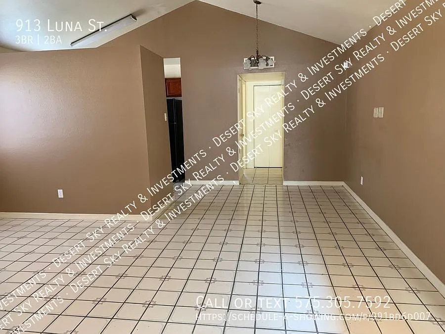 3 Bedroom 1 Bathroom Home — Photo 4