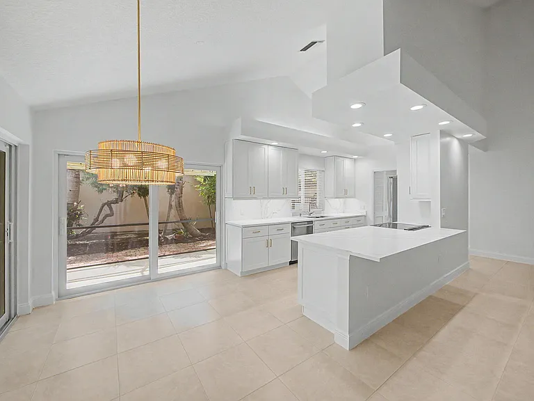 303 Leeward Dr — Photo 3