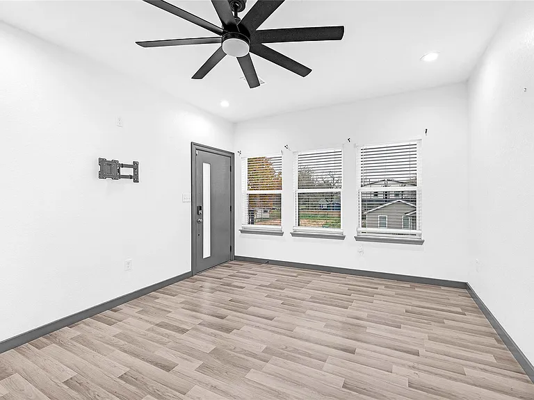 3625 Lydia St #B — Photo 4