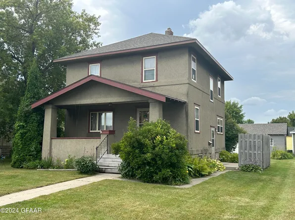 1135 Hill Ave, Grafton, ND 58237