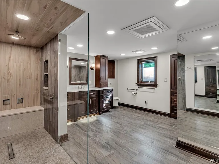 2039 E River Rd — Photo 15
