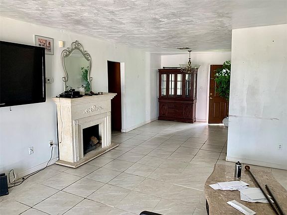3rd image of 1202 W Avenue A