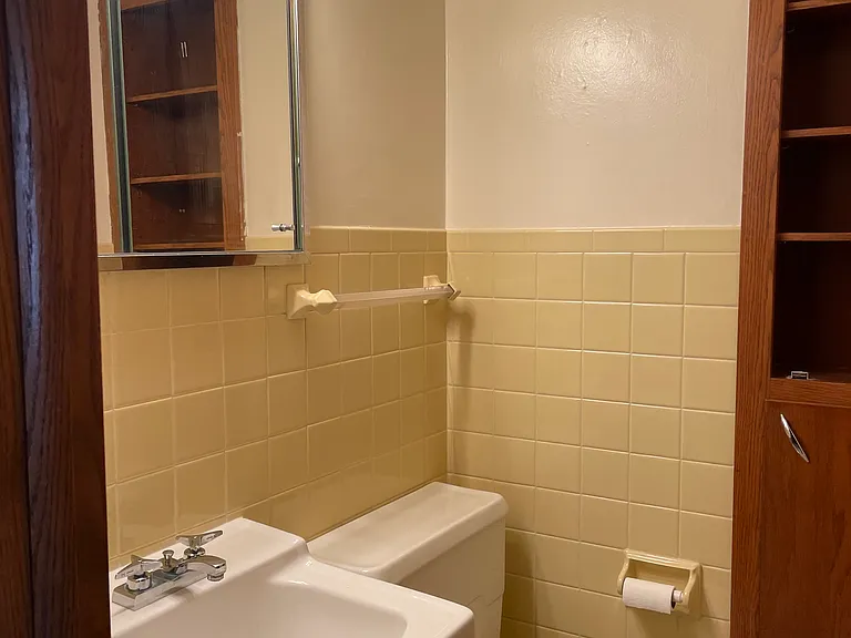 209 W Pierre Ln — Photo 9