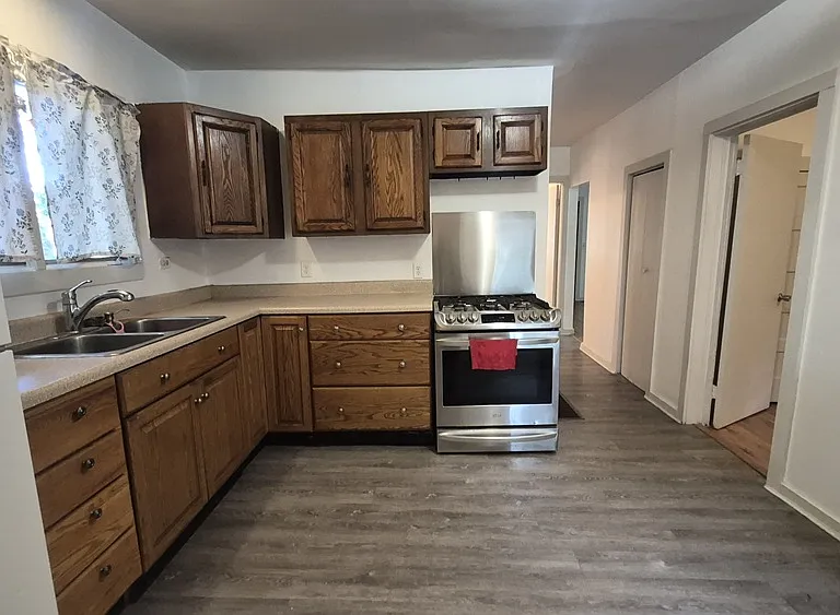 1011 E Water St — Photo 3