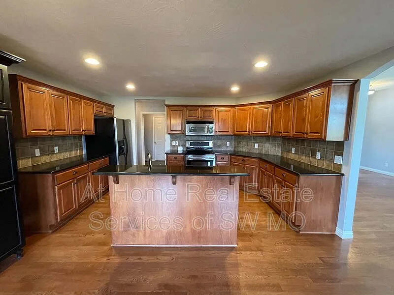 3 bed, 2.0 bath, 1681 sqft, $1,980 — Photo 4