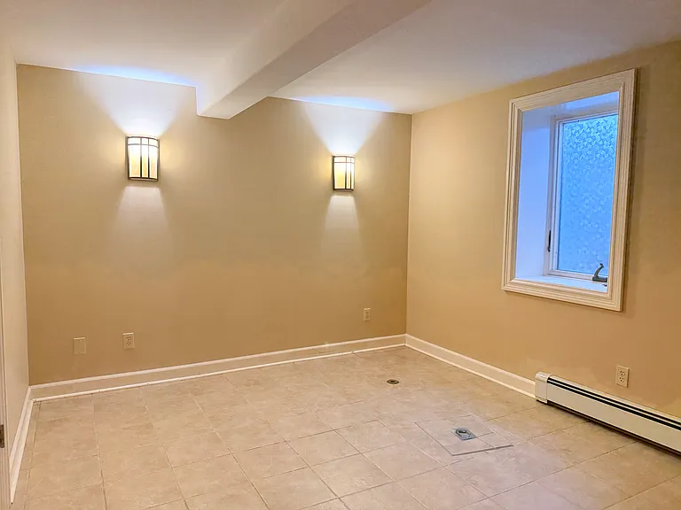 333 W 2nd St #1 — Photo 5