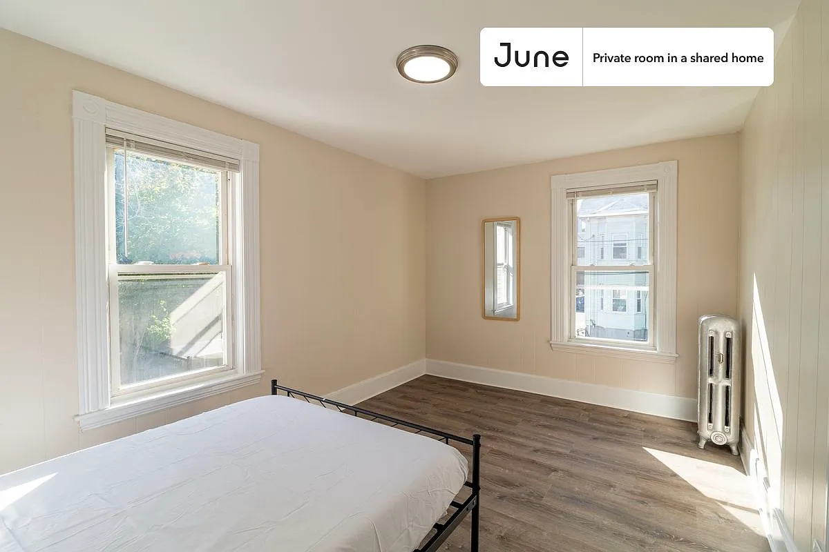 Queen bedroom in 7 bed/2 bath home in Allston #1734 E — Photo 3